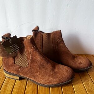 b.o.c. Brown Heeled Slip-on Boots with Elastic Panels Women’s Size 7